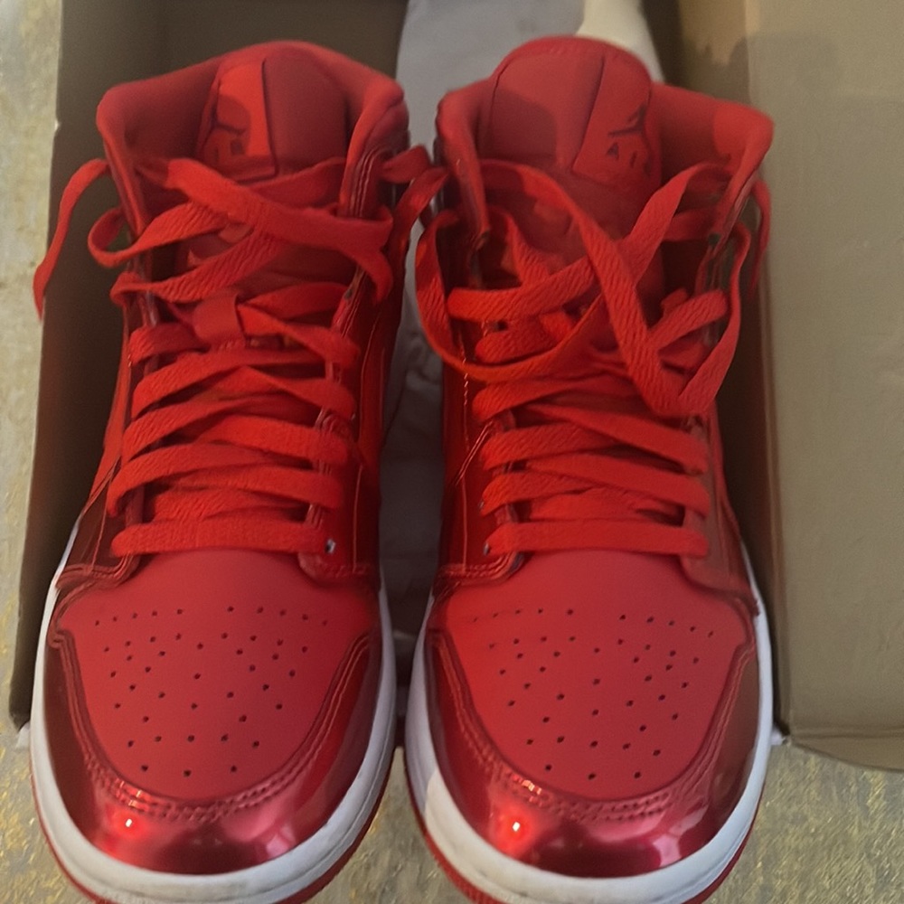 PRACTICALLY NEW women’s Air Jordan 1 MID SE - University Red/Pomegranate
